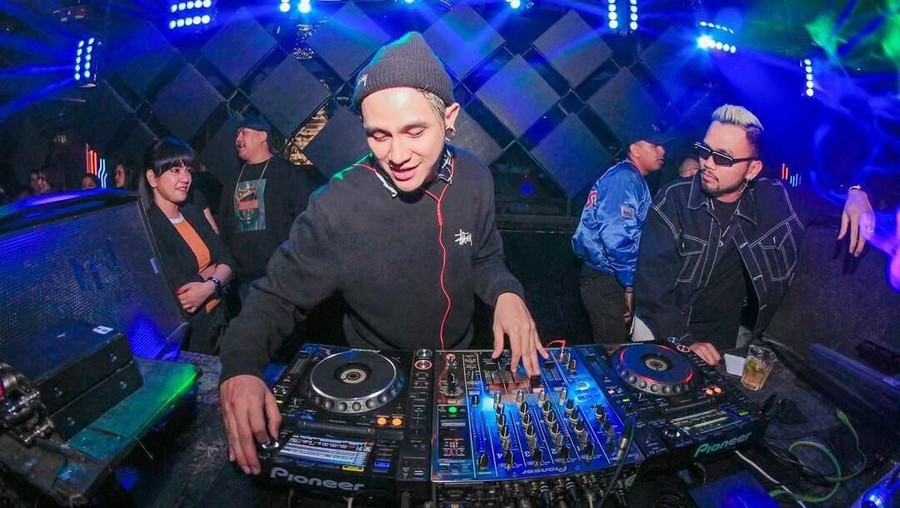 Ulasan mengenai sejumlah perempuan yang sempat menjalin hubungan dengan Vicky Nitinegoro.