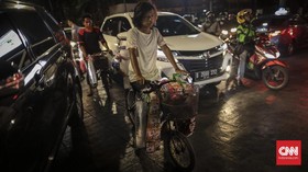 FOTO: Jakarta, Starling, dan Kopi Seduh Gelas Plastik