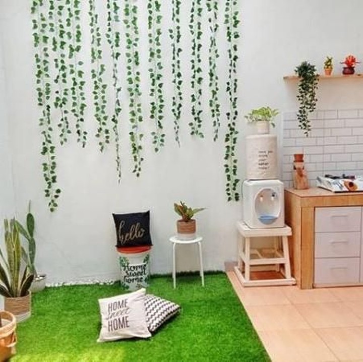 Taman dengan rumput sintetis ini terlihat luas ditempatkan di samping dapur. (Foto: Instagram @desaintamanrumah)