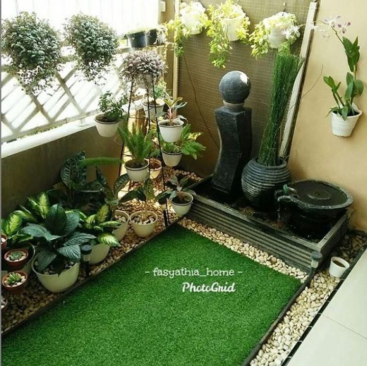 Bunda bisa menempatkan taman di sudut ruangan seperti ini. Penggunaan rak tanaman dan tanaman gantung membuat taman ini terlihat asri tanpa menghabiskan banyak ruang. (Foto: Instagram @fasyathia_home)