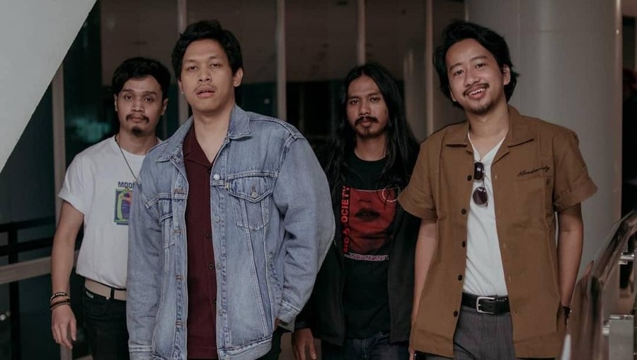 Lirik Lagu Kelelawar - .Feast feat Karaeng Adjie