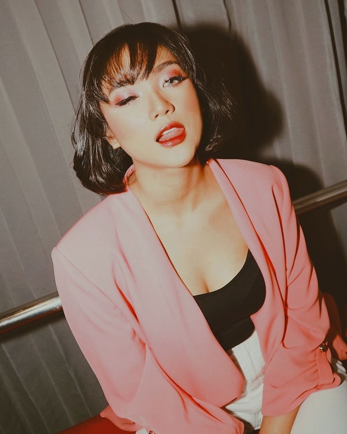 Tak hanya berbakat dalam dunia tarik suara&comma; Marion Jola juga dikenal memiliki ciri khas dengan penampilan seksinya yang cenderung memberikan kesan sensual&period;