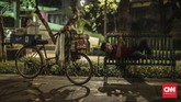 FOTO: Jakarta, Starling, dan Kopi Seduh Gelas Plastik Setiap harinya suntikan kafein jadi kebutuhan utama banyak orang. Bagi mereka yang enggan merogoh kocek dalam, penjaja kopi starling bak dewa penyelamat.