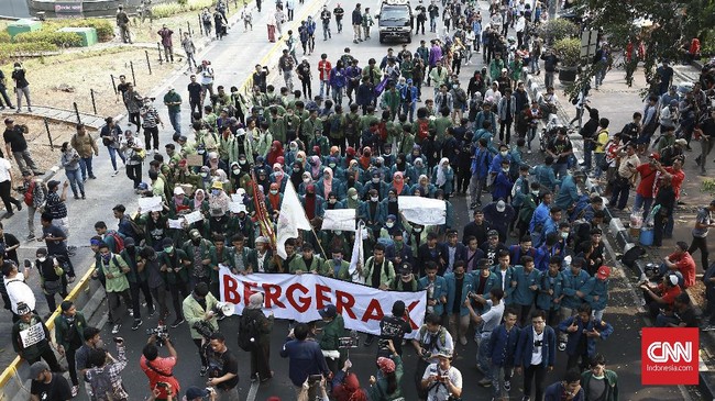 Massa menuntut penuntasan kasus pelanggaran HAM yang membuat 4 mahasiswa Trisakti tewas ditembak aparat pada 12 Mei 1998.