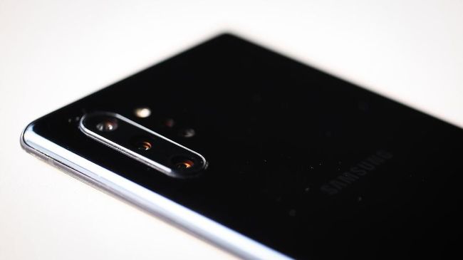 Bocoran ponsel flagship Samsung yakni Galaxy S11 memperlihatkan desain ponsel dengan lima kamera belakang.