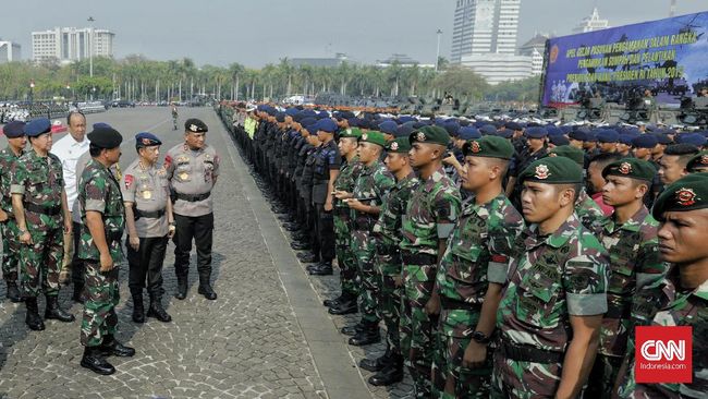 Menurut KontraS, TNI atau Polri yang terlalu banyak mencampuri urusan sipil pernah terjadi para era Orde Baru.