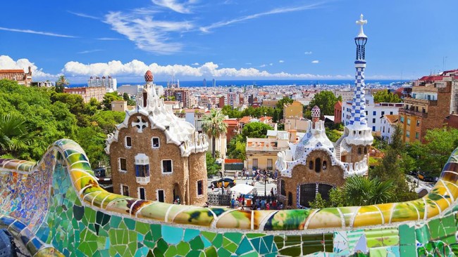 Barcelona telah mengambil langkah yang cukup kreatif untuk mengatasi overtourism, yakni dengan menghapus kawasan populer mereka dari aplikasi peta online.
