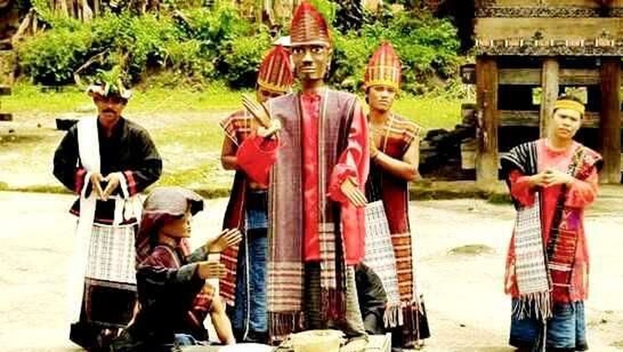 Beberapa kisah misteri patung yang bisa menari di Indonesia.