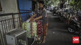 FOTO: Jakarta, Starling, dan Kopi Seduh Gelas Plastik Setiap harinya suntikan kafein jadi kebutuhan utama banyak orang. Bagi mereka yang enggan merogoh kocek dalam, penjaja kopi starling bak dewa penyelamat.