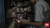FOTO: Jakarta, Starling, dan Kopi Seduh Gelas Plastik Setiap harinya suntikan kafein jadi kebutuhan utama banyak orang. Bagi mereka yang enggan merogoh kocek dalam, penjaja kopi starling bak dewa penyelamat.