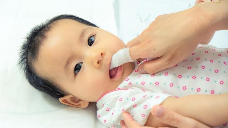 Membersihkan lidah putih pada bayi memang mudah kok, Bun. Tapi, ada beberapa hal yang harus diperhatikan nih.