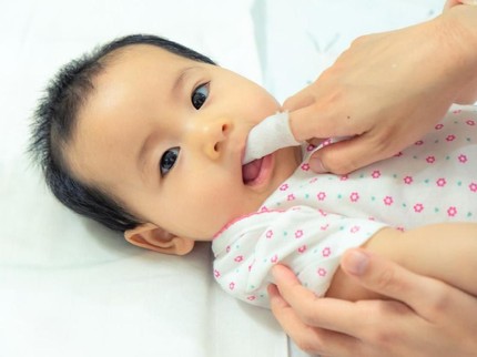 5 Langkah Aman Bersihkan Lidah Putih Pada Bayi
