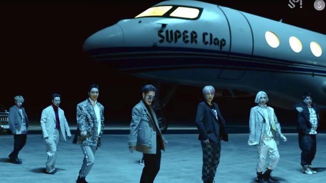 Orang tua anggota Super Junior nampak turut hadi untuk menyaksikan Super Junior World Tour - Super Show 8: Infinite Time in Jakarta di ICE BSD City.