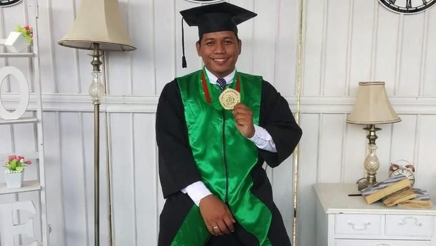 Badrut Tamam, Driver Ojol Jember yang Viral karena Lulus S2 Cumlaude Kisah inspiratif driver ojek online yang berhasil menyelesaikan pendidikan S2 dengan predikat cumlaude.