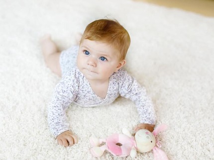 Perkembangan Bayi 5 Bulan, Mulai Angkat Kepala Sendiri dan Berguling
