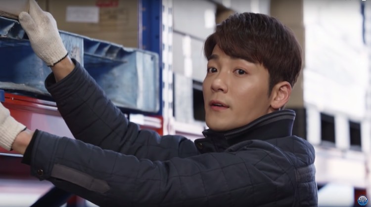 Dalam episode 15 drama Korea Left-Handed Wife, Do Kyung bertindak seperti layaknya dokter saat menolong pegawai.