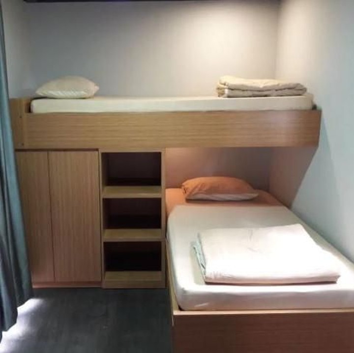 <div><strong>Inspire Arena</strong></div><div> </div><div>Bentuk tempat tidurnya unik ya, Bun. Tapi, penginapan ini enggak punya kamar mandi pribadi, hanya ada 5 kamar mandi bersama. Letaknya di kecamatan Parongpong. (Foto: Istimewa)</div>