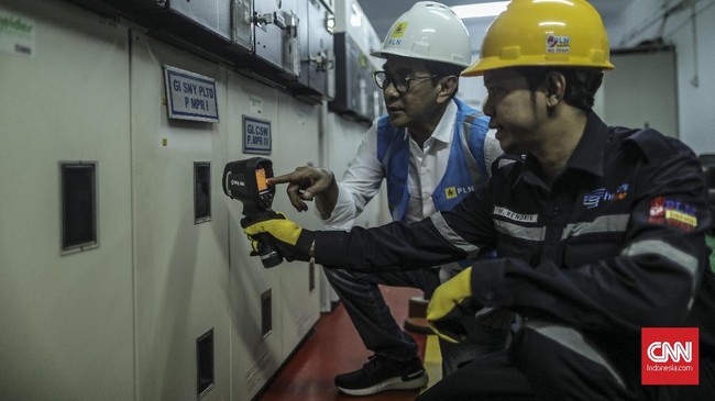 Petugas PLN melakukan pengecekan gardu listrik di komplek Gedung DPR, Jakarta, Jumat, 18 Oktober 2019. PLN Unit Induk Distribusi Jakarta Raya bersiaga menjaga keandalan pasokan listrik di Gedung DPR/MPR jelang pelantikan Presiden dan Wakil Presiden RI periode 2019 - 2024 yang akan dilaksanakan pada Minggu, 20 Oktober 2019. CNN Indonesia/Bisma Septalisma