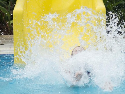 Kreatif, Anak-anak Ini Sulap Saluran Air Jadi Perosotan Waterboom
