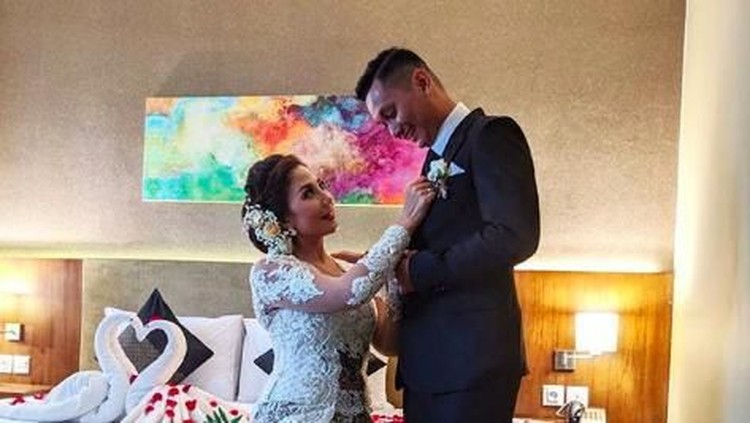 Meski beda usia 18 tahun, Emma Waroka mantap menikahi kekasihnya.