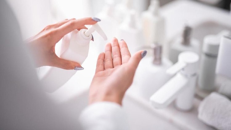 Pakai lotion secara rutin ternyata bisa bikin kulit terlihat lebih cerah lho, Bun.