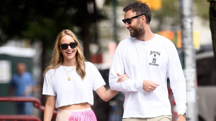 Jennifer Lawrence memilih Sumba, Indonesia, sebagai lokasi bulan madu bersama sang suami, Cooke Maroney.