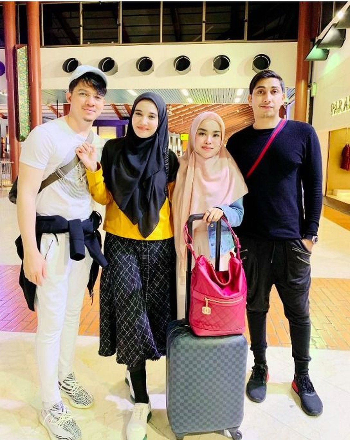 Irwansyah dan Medina Zein kini telah bersitegang karena urusan bisnis&period; Sebelum musuhan mereka pernah liburan bareng bersama pasangan masing-masing di London&period;