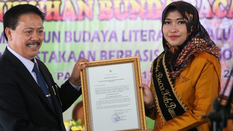 Istri Bupati Pamekasan Nayla Hasanah Badrut Tamam dikukuhkan sebagai Bunda Baca Pamekasan.