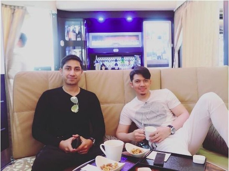 Irwansyah dan Medina Zein kini telah bersitegang karena urusan bisnis. Sebelum musuhan mereka pernah liburan bareng bersama pasangan masing-masing di London.