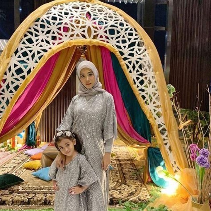 <p>Nah, dress yang digunakan Poppy Bunga dan anaknya bisa jadi inspirasi Bunda kalau mau punya baju kondangan kembaran sama si kecil. (Foto: Instagram @poppybungariphat)</p>