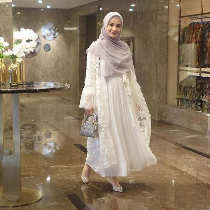 <p>Menggunakan baju putih ketika kondangan bisa jadi pilihan untuk Bunda yang ingin terlihat elegan. Kombinasi outer putih dengan dress putih memang serasi ya, Bun. (Foto: Instagram @shireensungkar)</p>