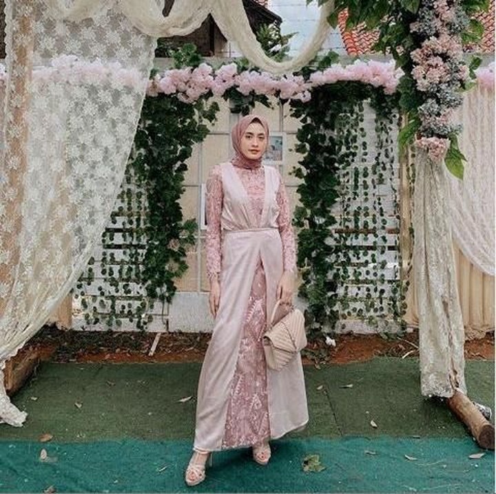 <p>Kalau Bunda suka dengan kombinasi kain lace atau brokat dengan outer, bisa banget mencontoh gaya ini. (Foto: Instagram @helminursifah)</p>