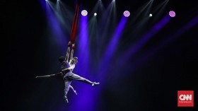 FOTO: 'Terbang' Melintas Waktu dalam Pentas 'Flying'