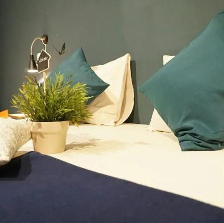<div><strong>Cozy Rhapsody</strong></div><div> </div><div>Cozy Rhapsody bisa disewa untuk empat orang lho, Bun. Di penginapan ini juga dapat sarapan. Cozy Rhapsody terletak di dekat Gedung Sate Bandung. (Foto: Istimewa)</div>