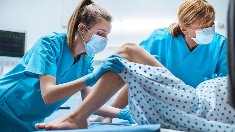 Seorang wanita harus meregang nyawa setelah dokter menarik rahimnya keluar, bukan plasentanya. Gimana nasib si dokter kini?