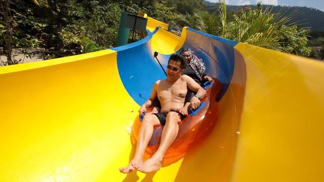 Seluncuran air terpanjang di dunia itu membentang di taman bermain ESCAPE, Penang, Malaysia.