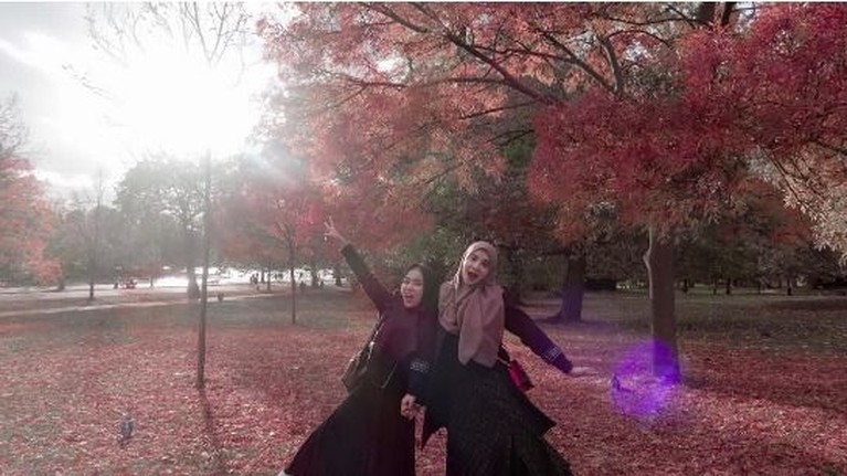 Irwansyah dan Medina Zein kini telah bersitegang karena urusan bisnis. Sebelum musuhan mereka pernah liburan bareng bersama pasangan masing-masing di London.