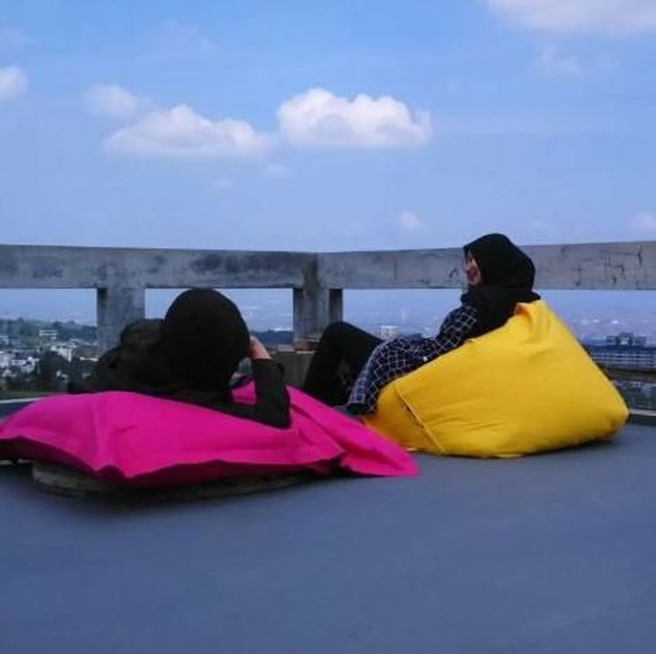 <div><strong>Paviliun Dago</strong></div><div> </div><div>Townhouse yang terletak di Cimenyan ini memiliki pemandangan yang asyik, Bun. Harga penginapannya sekitar Rp 198 ribu per malam. (Foto: Istimewa)</div>
