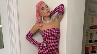 img-title Aduh... Lady Gaga Jatuh dari Panggung Saat Joget Hot dengan Penggemar
