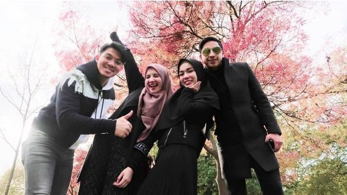 Irwansyah dan Medina Zein kini telah bersitegang karena urusan bisnis&period; Sebelum musuhan mereka pernah liburan bareng bersama pasangan masing-masing di London&period;