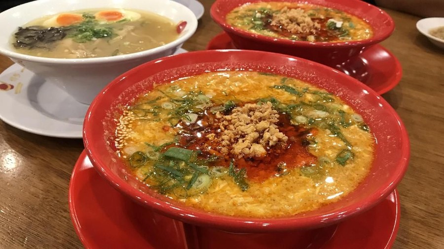 Jangan dilewatkan juga makanan Padang dan ayam goreng nikmat dengan sambal menggetarkan jiwa.