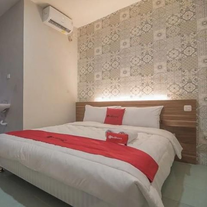 <div><strong>Kiaracondong Bandung</strong></div><div> </div><div>Guest house ini terletak di Kecamatan Batunanggal. Fasilitas di penginapan ini juga sama dengan penginapan sebelumnya, yaitu 1 tempat tidur, 1 kamar mandi pribaadi, dan wifi. (Foto: Istimewa)</div>