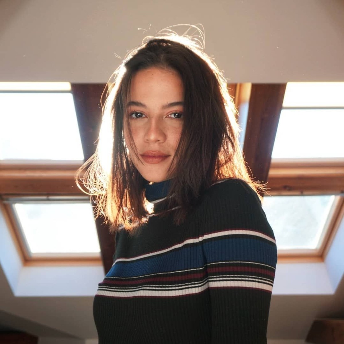 Juria Hartmans&comma; teman wanita terbaru Gading Marten mendadak jadi sorotan publik&period; Sosoknya yang cantik begitu menarik perhatian&period; 