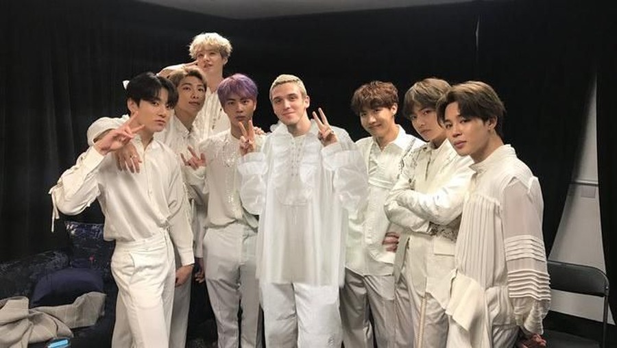 BTS akan berkolaborasi dengan Lauv untuk lagu remix Make It Right.