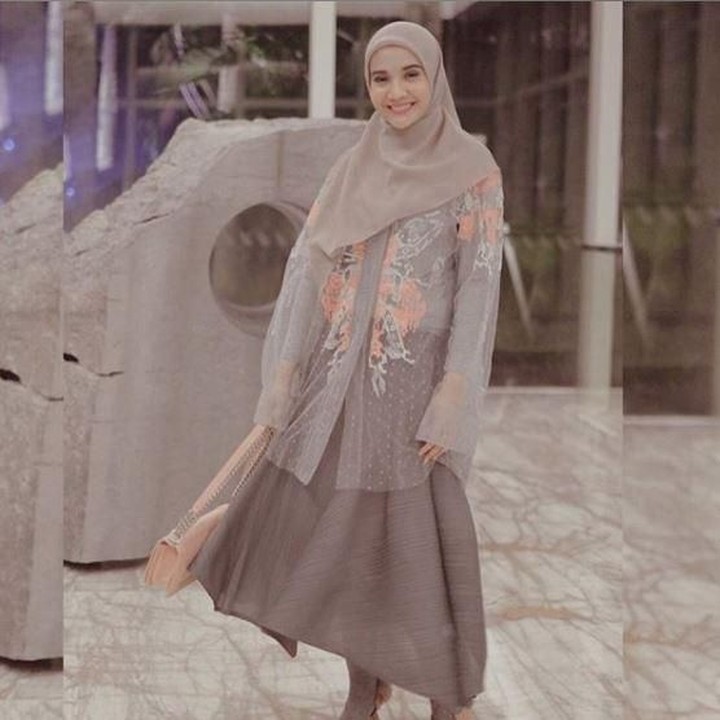 <p>Kombinasi outer abu-abu dengan rok berwarna senada terlihat simpel tapi tetap cantik. (Foto: Instagram @zaskiasungkar15)</p>