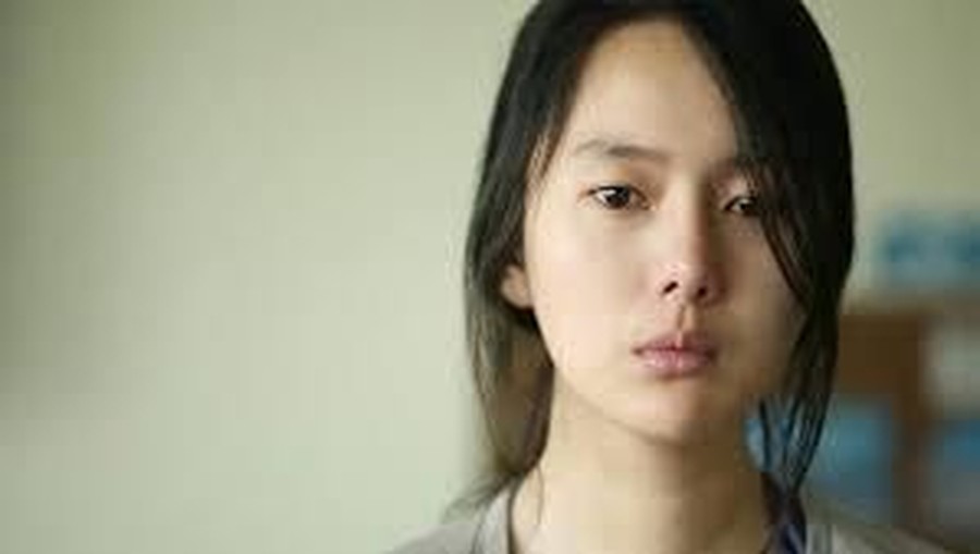 Yoo Jin Seo Aktris Korea Selatan yang terkenal dengan paras polos dan imut ternyata tidak ragu mengambil risiko dalam berakting panas meskipun menuai protes publik.