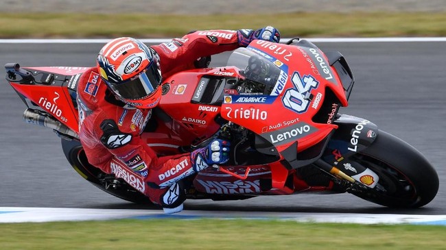Ducati Factory Racing rider Andrea Dovizioso of Italy takes a corner during the second free practice session at the Twin Ring Motegi circuit in Motegi, Tochigi prefecture on October 18, 2019. (Photo by TOSHIFUMI KITAMURA / AFP)