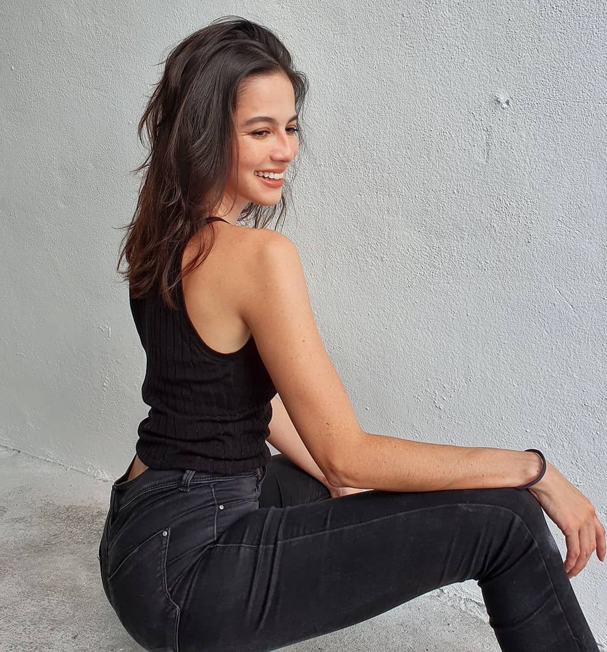 Juria Hartmans&comma; teman wanita terbaru Gading Marten mendadak jadi sorotan publik&period; Sosoknya yang cantik begitu menarik perhatian&period; 