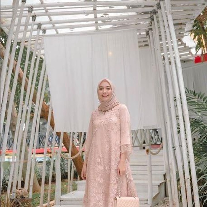<p>Baju berwarna soft pink ini bisa membuat Bunda terlihat lebih kalem dan manis lho, Bun. Menggunakan tas dan sepatu dengan warna senada juga bisa menambah penampilan Bunda lebih manis. (Foto: Instagram @megaiskanti)</p>