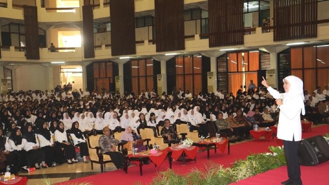 Ribuan CPNS Tahun 2018 Pemprov Jatim mengikuti pembekalan Pelatihan Dasar (Latsar) guna mewujudkan PNS profesional, khususnya dalam bidang pelayanan masyarakat.